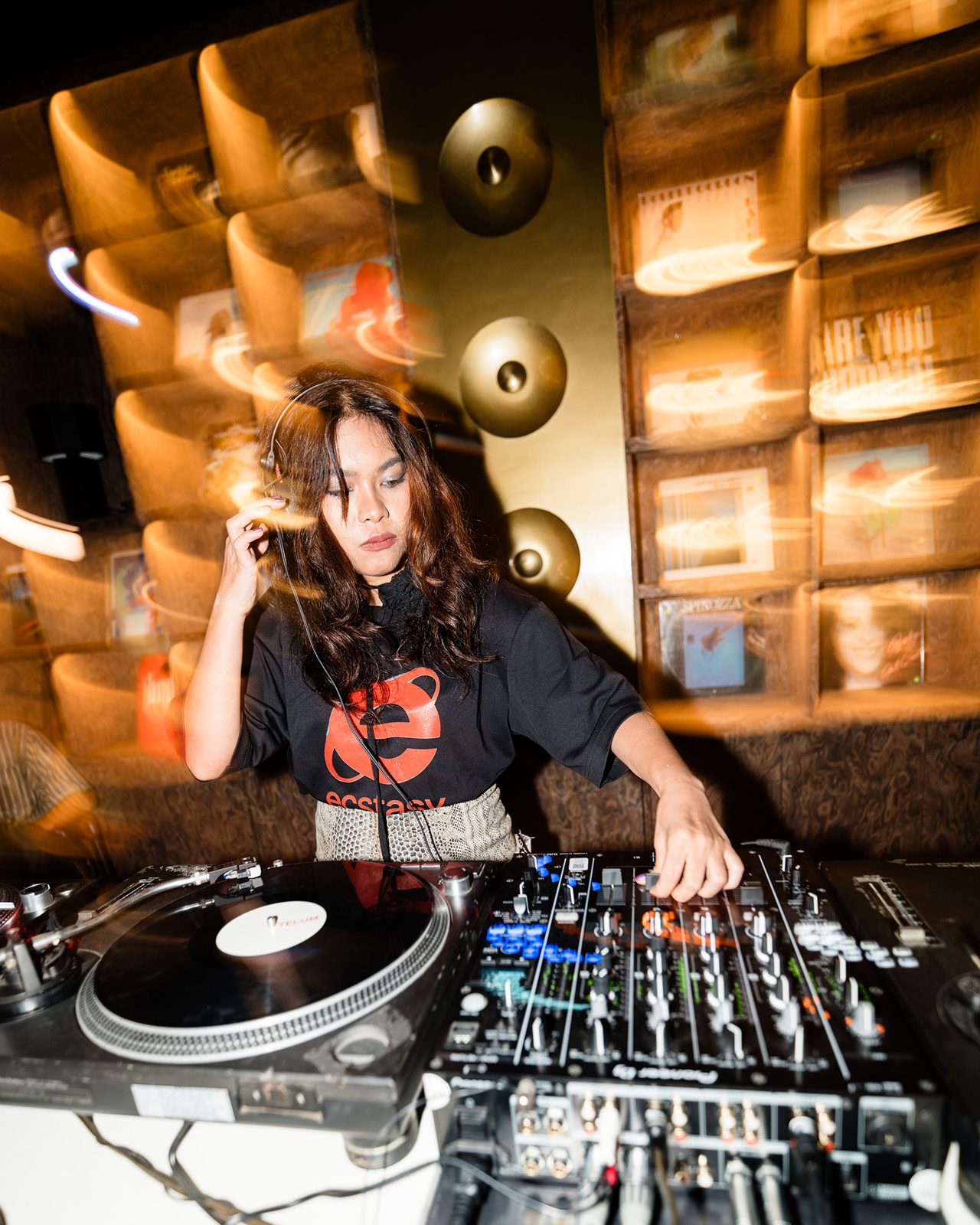 DJ on the decks at Paisley, Mata Berawa